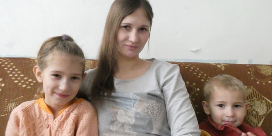 Compleet van de wereld, onder invloed van drugs, agressief, een wrak